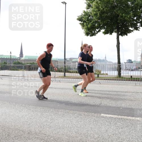 29.06.2025 - hella hamburg halbmarathon Lena Gebhardt http://msf.ph/oto/8242143 29.06.2025 10:45:23 Lombardsbrücke 1024, 1033, 1060, 1085, 1629, 1685, 1713, 1798, 2007, 2008, 2216, 2217, 2550, 2657, 2664, 2779, 2973, 3160, 3164, 3357, 3377, 3570, 3879, 3993, 4099, 4102, 4186, 4224, 4275, 4306, 4337, 4504, 4820, 4851, 5099, 5108, 5190, 5339, 5636, 5949, 6150, 6509, 6763, 6788, 6911, 6922, 6980, 7283, 7530, 7541, 7699, 7859, 7912, 8594, 8605, 8745, 8762, 8907, 9620, 10030, 10182, 10225, 10562, 10566, 10707, 11314, 12198, 12332, 12334, 12394, 13261 meine-sportfotos.de