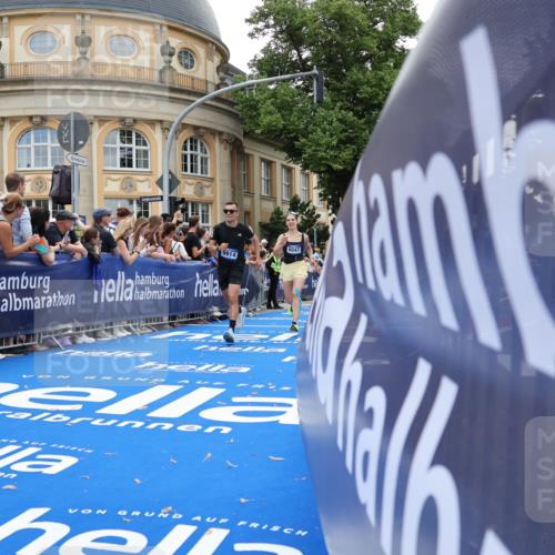 29.06.2025 - hella hamburg halbmarathon Strokosch-Dieckow http://msf.ph/oto/8242195 29.06.2025 10:37:30 Ziel 1290, 2767, 5042, 5791, 6047, 7831, 9017, 9914, 10451, 10922, 11106, 13372, 15888, 17306, 18159, 18193, 18216, 18723 meine-sportfotos.de