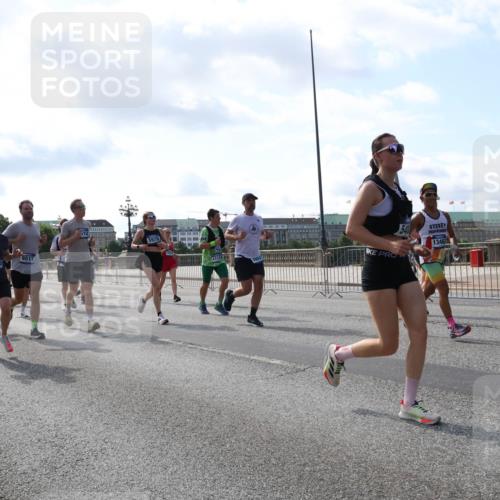 29.06.2025 - hella hamburg halbmarathon Lena Gebhardt http://msf.ph/oto/8242226 29.06.2025 09:56:25 Lombardsbrücke 1061, 1257, 1452, 1499, 1502, 1507, 1592, 1628, 1689, 1877, 2058, 2082, 2083, 2208, 2250, 2260, 2504, 2771, 2818, 2864, 2953, 2996, 3060, 3256, 3296, 3543, 4065, 4077, 4404, 4557, 4711, 4833, 5116, 5482, 5600, 5607, 5978, 6115, 6134, 6168, 6286, 6511, 6512, 6561, 6562, 7178, 7332, 7383, 7475, 7583, 7943, 8261, 8335, 8361, 8514, 8968, 8989, 8996, 9246, 9537, 9597, 9638, 10596 meine-sportfotos.de