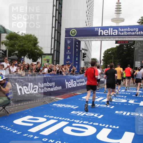 29.06.2025 - hella hamburg halbmarathon Michael Strokosch http://msf.ph/oto/8242232 29.06.2025 10:55:48 Ziel 1120, 1143, 1834, 2955, 4897, 5021, 6569, 6924, 7221, 8255, 8618, 10212, 11039, 12483, 12858, 14365, 14909, 15896, 16401, 16434, 16786, 18064, 18190, 19047 meine-sportfotos.de