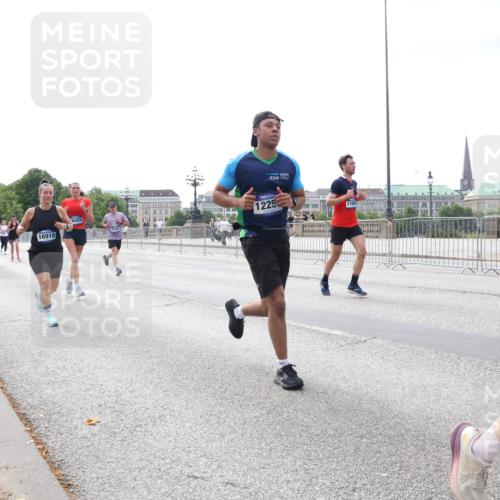 29.06.2025 - hella hamburg halbmarathon Lena Gebhardt http://msf.ph/oto/8242251 29.06.2025 10:09:49 Lombardsbrücke 1052, 1456, 1483, 1513, 1823, 4592, 4859, 5885, 7058, 7081, 7187, 8090, 8685, 9150, 9297, 9306, 9434, 9674, 9781, 9988, 10036, 10943, 12255, 12509, 12567, 12862, 13739, 15697, 16191, 16455, 16688, 16918, 17630, 17899, 18076, 18440, 18707, 18726, 18727, 19166, 19242 meine-sportfotos.de