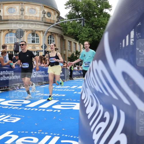 29.06.2025 - hella hamburg halbmarathon Strokosch-Dieckow http://msf.ph/oto/8242283 29.06.2025 10:37:31 Ziel 1290, 2767, 5042, 5791, 6047, 7831, 9017, 9914, 10451, 10922, 11106, 13372, 18159, 18193, 18216, 18723 meine-sportfotos.de