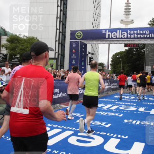 29.06.2025 - hella hamburg halbmarathon Michael Strokosch http://msf.ph/oto/8242299 29.06.2025 10:55:49 Ziel 1143, 1834, 4897, 5021, 6569, 6924, 7221, 8255, 8618, 10212, 12483, 12858, 13474, 14365, 14909, 16401, 16434, 16786, 18125, 18190, 19047 meine-sportfotos.de