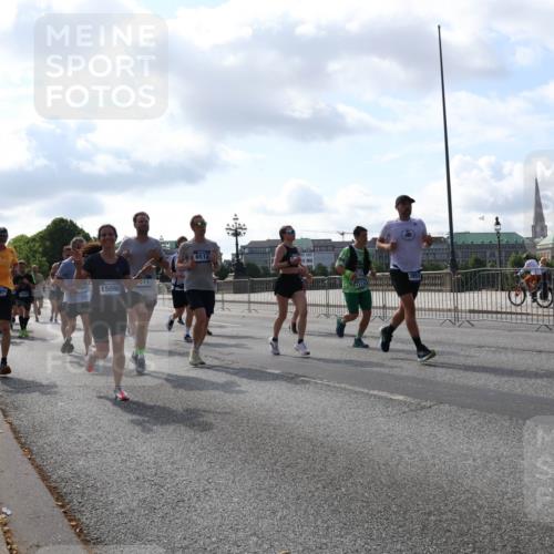 29.06.2025 - hella hamburg halbmarathon Lena Gebhardt http://msf.ph/oto/8242310 29.06.2025 09:56:26 Lombardsbrücke 1061, 1257, 1452, 1460, 1496, 1499, 1502, 1507, 1592, 1628, 1689, 1877, 2058, 2082, 2083, 2208, 2250, 2260, 2504, 2771, 2818, 2864, 2953, 2996, 3060, 3256, 3296, 4065, 4077, 4404, 4557, 4711, 4833, 5116, 5482, 5600, 5607, 5978, 6115, 6134, 6168, 6286, 6511, 6512, 6561, 6562, 7178, 7332, 7383, 7475, 7583, 7943, 8261, 8335, 8361, 8514, 8968, 8989, 8996, 9246, 9537, 9597, 9638, 10596 meine-sportfotos.de