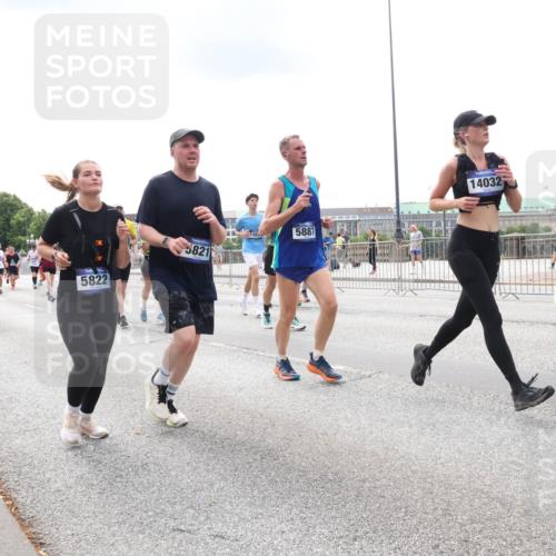 29.06.2025 - hella hamburg halbmarathon Lena Gebhardt http://msf.ph/oto/8242337 29.06.2025 10:33:52 Lombardsbrücke 1189, 1275, 1417, 1705, 1787, 1896, 1995, 2265, 2342, 2482, 2496, 2526, 2776, 2933, 3170, 3264, 3340, 3345, 3560, 3829, 3848, 4164, 4361, 4433, 4449, 4479, 4696, 4807, 4942, 5075, 5096, 5141, 5557, 5561, 5566, 5569, 5584, 5691, 5821, 5822, 5887, 6109, 6364, 6515, 6516, 6854, 6956, 6999, 7027, 7565, 7653, 7705, 8021, 8157, 8202, 8277, 8282, 8375, 8377, 8383, 8401, 8891, 9094, 9234, 9258, 9438, 9750, 9799, 9875, 9995, 10007, 10071, 10561, 11811 meine-sportfotos.de