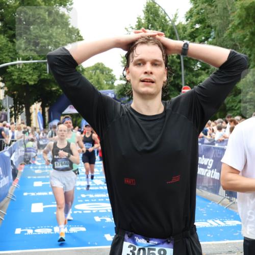29.06.2025 - hella hamburg halbmarathon Zöllner http://msf.ph/oto/8242342 29.06.2025 10:56:14 Ziel 1193, 4594, 4813, 5465, 5492, 5570, 8330, 8639, 9907, 10789, 12545, 14363, 15484, 16113, 16634, 17468, 17640, 17642 meine-sportfotos.de