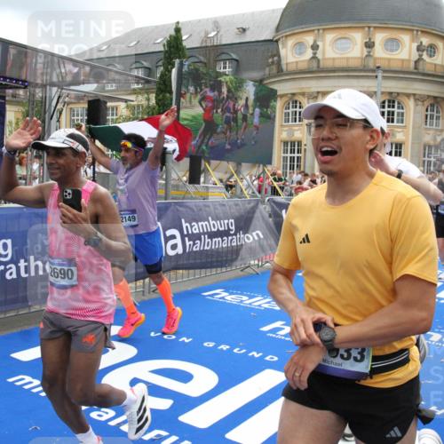 29.06.2025 - hella hamburg halbmarathon Michael Strokosch http://msf.ph/oto/8242364 29.06.2025 10:48:36 Ziel 1163, 1176, 2213, 5421, 10000, 10860, 11451, 11579, 12149, 12690, 13962, 14033, 14990, 15573, 15808, 15917, 17395, 18251, 18815 meine-sportfotos.de