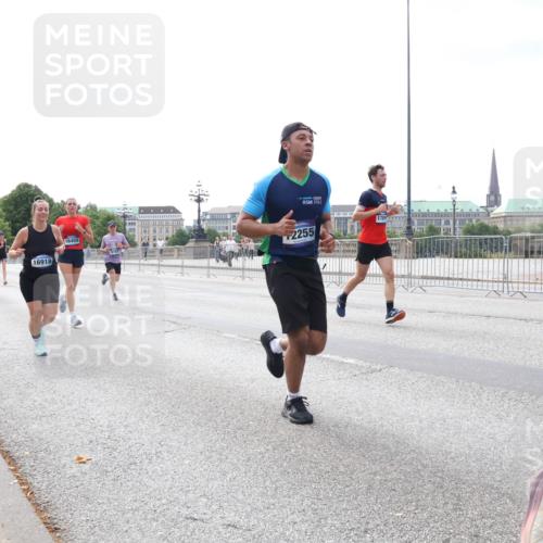 29.06.2025 - hella hamburg halbmarathon Lena Gebhardt http://msf.ph/oto/8242365 29.06.2025 10:09:50 Lombardsbrücke 1052, 1456, 1483, 1513, 1548, 1823, 3921, 4592, 4859, 5511, 7058, 7081, 8090, 8685, 9150, 9297, 9306, 9366, 9434, 9674, 9781, 9988, 10036, 10943, 12255, 12509, 12567, 12862, 13739, 15697, 16191, 16445, 16455, 16688, 16918, 17630, 17899, 18076, 18196, 18440, 18707, 18726, 19166, 19242 meine-sportfotos.de