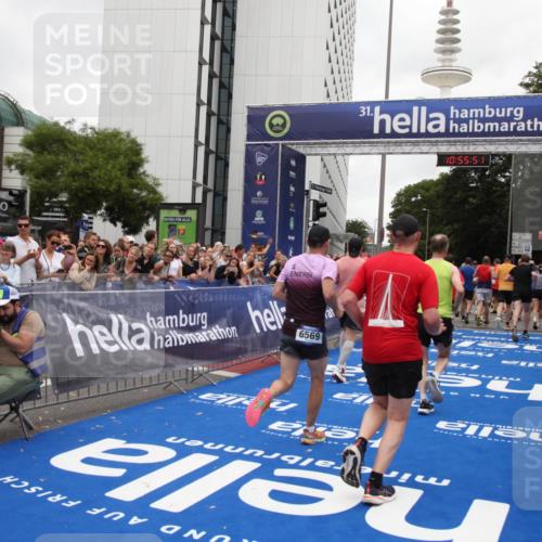 29.06.2025 - hella hamburg halbmarathon Michael Strokosch http://msf.ph/oto/8242367 29.06.2025 10:55:50 Ziel 1143, 1179, 1834, 5021, 6569, 6924, 7221, 8255, 8618, 10212, 12483, 12858, 13474, 14365, 14909, 16401, 16434, 16786, 18125, 18190, 19047 meine-sportfotos.de