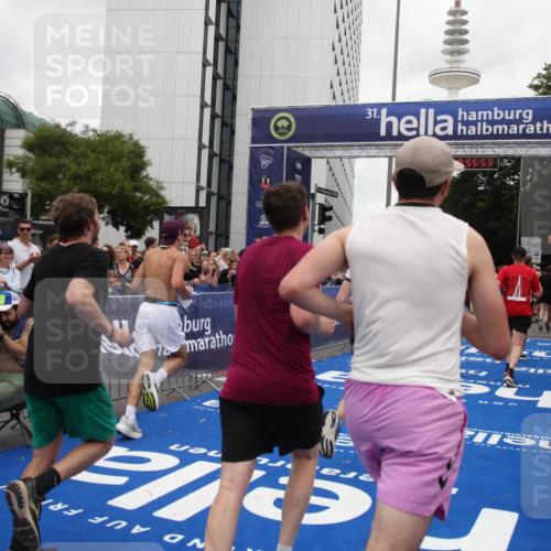 29.06.2025 - hella hamburg halbmarathon Michael Strokosch http://msf.ph/oto/8242390 29.06.2025 10:55:52 Ziel 1179, 2612, 3256, 3668, 5021, 6569, 6924, 7221, 7976, 12483, 12858, 13474, 14365, 16401, 16434, 16786, 18125, 18190, 18867, 19047 meine-sportfotos.de
