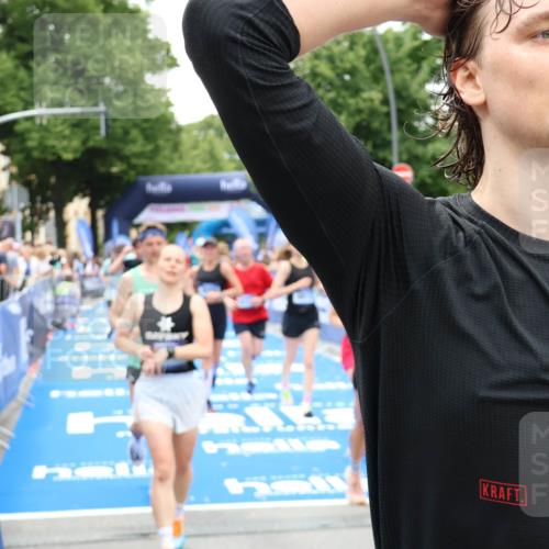 29.06.2025 - hella hamburg halbmarathon Zöllner http://msf.ph/oto/8242400 29.06.2025 10:56:14 Ziel 1193, 4594, 4813, 5465, 5492, 5570, 8330, 8639, 9907, 10789, 12545, 14363, 15484, 16113, 16634, 17468, 17640, 17642 meine-sportfotos.de