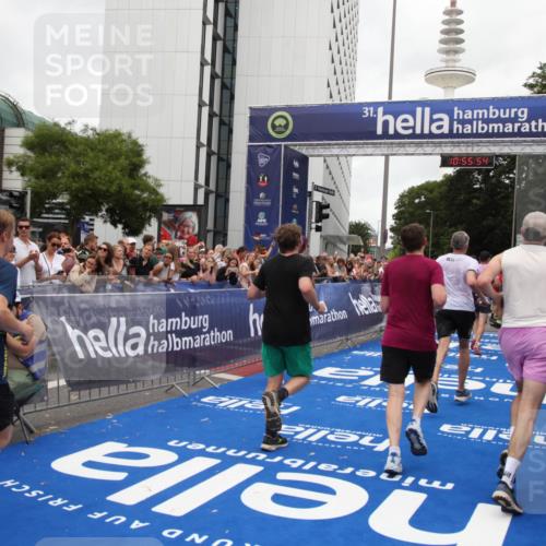29.06.2025 - hella hamburg halbmarathon Michael Strokosch http://msf.ph/oto/8242434 29.06.2025 10:55:52 Ziel 1179, 2612, 3256, 3668, 5021, 6569, 6924, 7221, 7976, 12483, 12858, 13474, 14365, 16401, 16434, 16786, 18125, 18190, 18867, 19047 meine-sportfotos.de
