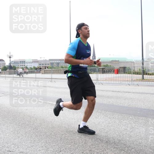 29.06.2025 - hella hamburg halbmarathon Lena Gebhardt http://msf.ph/oto/8242474 29.06.2025 10:09:50 Lombardsbrücke 1052, 1456, 1483, 1513, 1548, 1823, 3921, 4592, 4859, 5511, 7058, 7081, 8090, 8685, 9150, 9297, 9306, 9366, 9434, 9674, 9781, 9988, 10036, 10943, 12255, 12509, 12567, 12862, 13739, 15697, 16191, 16445, 16455, 16688, 16918, 17630, 17899, 18076, 18196, 18440, 18707, 18726, 19166, 19242 meine-sportfotos.de