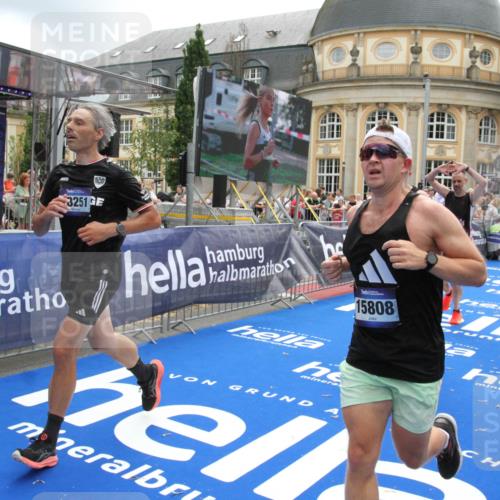 29.06.2025 - hella hamburg halbmarathon Michael Strokosch http://msf.ph/oto/8242475 29.06.2025 10:48:37 Ziel 1163, 1176, 2213, 4553, 5421, 9538, 10000, 10859, 10860, 11579, 12149, 12690, 13962, 14033, 15573, 15808, 15917, 17395, 18251, 18815 meine-sportfotos.de