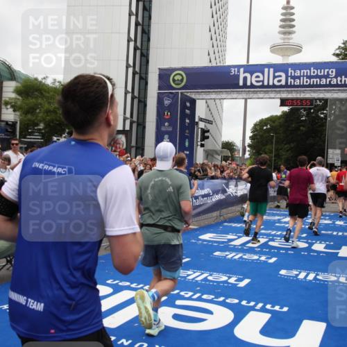 29.06.2025 - hella hamburg halbmarathon Michael Strokosch http://msf.ph/oto/8242489 29.06.2025 10:55:54 Ziel 1179, 2612, 3256, 3668, 4772, 5021, 6569, 7221, 7976, 12858, 13474, 14365, 16401, 16434, 16786, 18125, 18867, 19047 meine-sportfotos.de