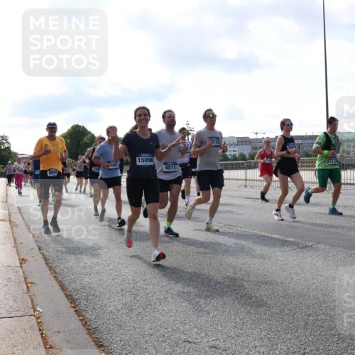 29.06.2025 - hella hamburg halbmarathon Lena Gebhardt http://msf.ph/oto/8242590 29.06.2025 09:56:26 Lombardsbrücke 1061, 1257, 1452, 1460, 1496, 1499, 1502, 1507, 1592, 1628, 1689, 1877, 2058, 2082, 2083, 2208, 2250, 2260, 2504, 2771, 2818, 2864, 2953, 2996, 3060, 3256, 3296, 4065, 4077, 4404, 4557, 4711, 4833, 5116, 5482, 5600, 5607, 5978, 6115, 6134, 6168, 6286, 6511, 6512, 6561, 6562, 7178, 7332, 7383, 7475, 7583, 7943, 8261, 8335, 8361, 8514, 8968, 8989, 8996, 9246, 9537, 9597, 9638, 10596 meine-sportfotos.de