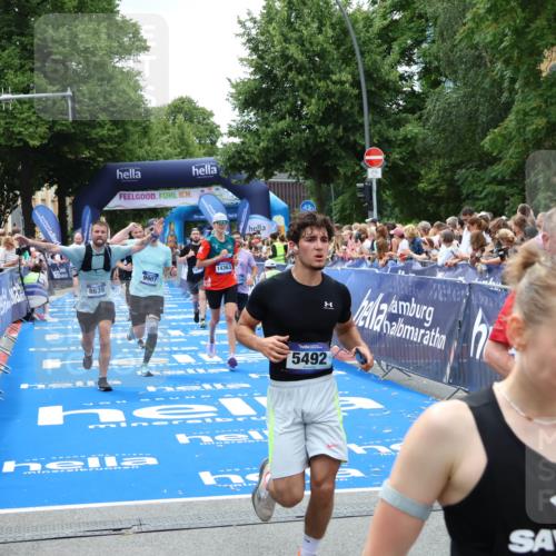 29.06.2025 - hella hamburg halbmarathon Zöllner http://msf.ph/oto/8242609 29.06.2025 10:56:17 Ziel 1193, 5465, 5492, 7547, 8330, 8639, 9903, 9907, 10789, 12348, 14363, 15484, 16113, 16634, 17468, 19152 meine-sportfotos.de