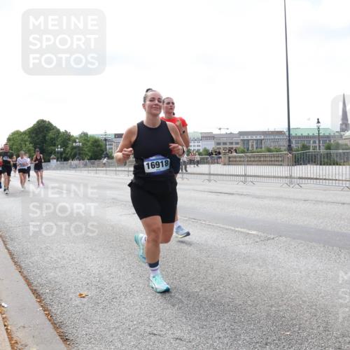 29.06.2025 - hella hamburg halbmarathon Lena Gebhardt http://msf.ph/oto/8242689 29.06.2025 10:09:51 Lombardsbrücke 1052, 1456, 1483, 1513, 1548, 1823, 3921, 4592, 4859, 5511, 7058, 7081, 8090, 8685, 9150, 9297, 9306, 9366, 9434, 9674, 9781, 9988, 10036, 10943, 11027, 12255, 12509, 12567, 12862, 13739, 15697, 16191, 16445, 16455, 16688, 16918, 17630, 17899, 18076, 18196, 18440, 18707, 18726, 19166, 19242 meine-sportfotos.de