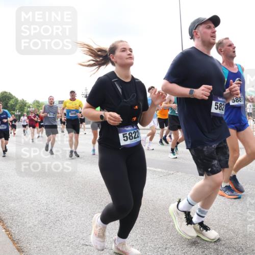 29.06.2025 - hella hamburg halbmarathon Lena Gebhardt http://msf.ph/oto/8242705 29.06.2025 10:33:53 Lombardsbrücke 1189, 1275, 1417, 1705, 1787, 1896, 1995, 2265, 2342, 2482, 2496, 2526, 2776, 2933, 3170, 3264, 3340, 3345, 3560, 3829, 3848, 4164, 4361, 4433, 4449, 4479, 4696, 4807, 4942, 5075, 5096, 5141, 5557, 5561, 5566, 5569, 5584, 5691, 5821, 5822, 5887, 6109, 6364, 6515, 6516, 6854, 6956, 6999, 7027, 7565, 7653, 7705, 8021, 8157, 8202, 8277, 8282, 8375, 8377, 8383, 8401, 8891, 9094, 9234, 9258, 9438, 9750, 9799, 9875, 9995, 10007, 10071, 10561, 11811 meine-sportfotos.de