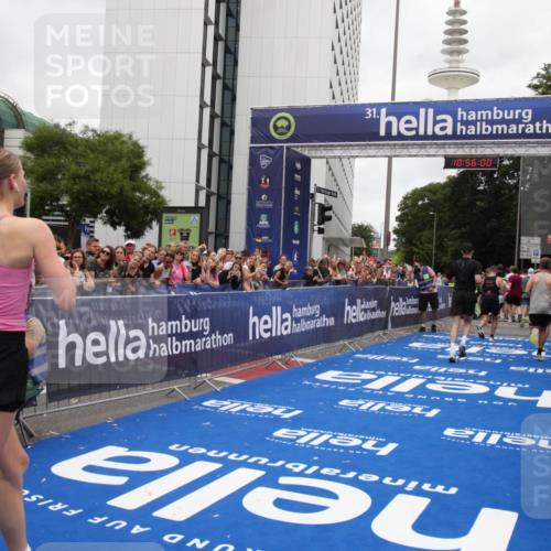29.06.2025 - hella hamburg halbmarathon Michael Strokosch http://msf.ph/oto/8242746 29.06.2025 10:55:59 Ziel 1179, 2612, 3256, 3668, 4772, 7147, 7976, 8968, 9246, 10084, 14867, 15184, 15868, 15884, 18867 meine-sportfotos.de