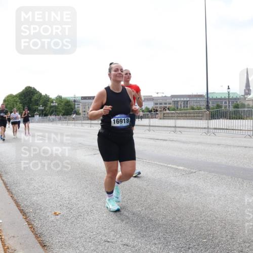 29.06.2025 - hella hamburg halbmarathon Lena Gebhardt http://msf.ph/oto/8242798 29.06.2025 10:09:51 Lombardsbrücke 1052, 1456, 1483, 1513, 1548, 1823, 3921, 4592, 4859, 5511, 7058, 7081, 8090, 8685, 9150, 9297, 9306, 9366, 9434, 9674, 9781, 9988, 10036, 10943, 11027, 12255, 12509, 12567, 12862, 13739, 15697, 16191, 16445, 16455, 16688, 16918, 17630, 17899, 18076, 18196, 18440, 18707, 18726, 19166, 19242 meine-sportfotos.de