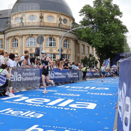 29.06.2025 - hella hamburg halbmarathon Strokosch-Dieckow http://msf.ph/oto/8242806 29.06.2025 10:37:42 Ziel 1505, 1615, 2196, 2404, 9171, 10922, 11106, 13148, 13595, 14934, 18193, 18216, 18276, 18277 meine-sportfotos.de
