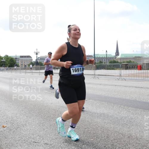 29.06.2025 - hella hamburg halbmarathon Lena Gebhardt http://msf.ph/oto/8242923 29.06.2025 10:09:51 Lombardsbrücke 1052, 1456, 1483, 1513, 1548, 1823, 3921, 4592, 4859, 5511, 7058, 7081, 8090, 8685, 9150, 9297, 9306, 9366, 9434, 9674, 9781, 9988, 10036, 10943, 11027, 12255, 12509, 12567, 12862, 13739, 15697, 16191, 16445, 16455, 16688, 16918, 17630, 17899, 18076, 18196, 18440, 18707, 18726, 19166, 19242 meine-sportfotos.de