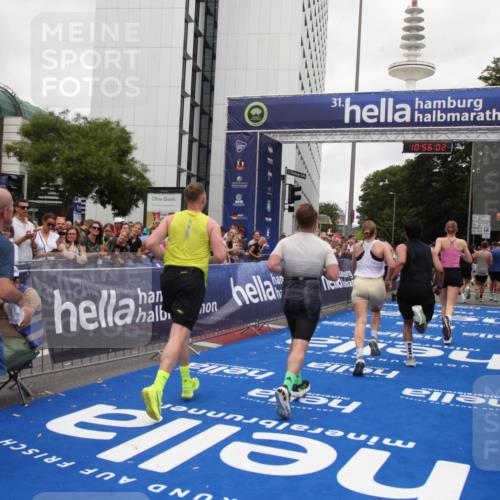 29.06.2025 - hella hamburg halbmarathon Michael Strokosch http://msf.ph/oto/8242928 29.06.2025 10:56:01 Ziel 2612, 3668, 4772, 7147, 7976, 8968, 9246, 10084, 14867, 15184, 15868, 15884, 16176 meine-sportfotos.de