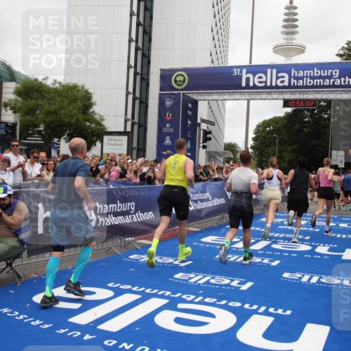 29.06.2025 - hella hamburg halbmarathon Michael Strokosch http://msf.ph/oto/8242967 29.06.2025 10:56:01 Ziel 2612, 3668, 4772, 7147, 7976, 8968, 9246, 10084, 14867, 15184, 15868, 15884, 16176 meine-sportfotos.de