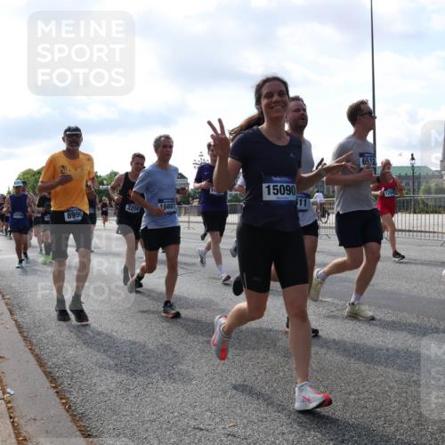 29.06.2025 - hella hamburg halbmarathon Lena Gebhardt http://msf.ph/oto/8243040 29.06.2025 09:56:27 Lombardsbrücke 1061, 1257, 1452, 1460, 1496, 1499, 1502, 1507, 1592, 1628, 1689, 1877, 2013, 2058, 2082, 2083, 2208, 2250, 2260, 2378, 2504, 2771, 2864, 2953, 2996, 3060, 3256, 3296, 4065, 4077, 4404, 4557, 4711, 4833, 5482, 5600, 5607, 5978, 6115, 6134, 6168, 6286, 6511, 6512, 6561, 6562, 7178, 7332, 7383, 7475, 7583, 7943, 8261, 8335, 8361, 8514, 8587, 8618, 8968, 8989, 8996, 9246, 9537, 9597, 9638, 10596 meine-sportfotos.de