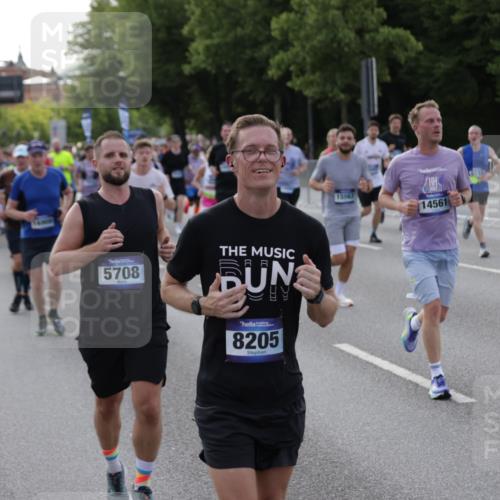 29.06.2025 - hella hamburg halbmarathon Jannik Wohlers http://msf.ph/oto/8243044 29.06.2025 09:55:03 Lombardsbrücke 1120, 1151, 1683, 1696, 1706, 1884, 1976, 2207, 2274, 2287, 2411, 2706, 3087, 3213, 3435, 3747, 3985, 4093, 4189, 4847, 4890, 4938, 5102, 5459, 5708, 5915, 6054, 6158, 6421, 6532, 6662, 6836, 6938, 7052, 7312, 7508, 8139, 8153, 8205, 8218, 8454, 8577, 8720, 8856, 8899, 8927, 8955, 9386, 9529, 9649, 9720, 9786, 9959, 10053, 10115, 10184, 10263, 10423, 10988, 11309, 11340, 11356, 12149, 12171, 12321, 12450, 12533, 12891, 13233, 13289, 13570, 14045 meine-sportfotos.de