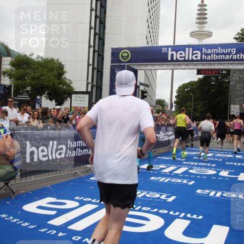29.06.2025 - hella hamburg halbmarathon Michael Strokosch http://msf.ph/oto/8243055 29.06.2025 10:56:03 Ziel 1180, 3042, 7147, 8968, 9246, 10084, 14867, 15184, 15868, 15884, 16176 meine-sportfotos.de