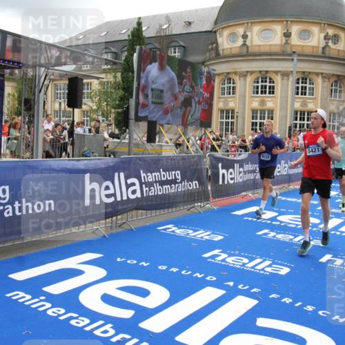 29.06.2025 - hella hamburg halbmarathon Michael Strokosch http://msf.ph/oto/8243058 29.06.2025 10:48:42 Ziel 1163, 1176, 2213, 4553, 5421, 9538, 10859, 11579, 14511, 15384, 15573, 17127, 18815 meine-sportfotos.de