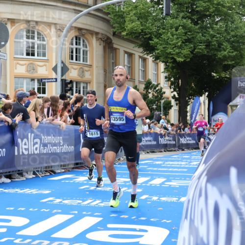 29.06.2025 - hella hamburg halbmarathon Strokosch-Dieckow http://msf.ph/oto/8243069 29.06.2025 10:37:46 Ziel 1505, 1615, 2196, 2404, 9171, 13148, 13595, 14934, 18103, 18276, 18277, 18529 meine-sportfotos.de