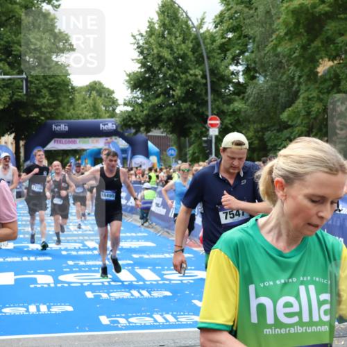 29.06.2025 - hella hamburg halbmarathon Zöllner http://msf.ph/oto/8243081 29.06.2025 10:56:26 Ziel 3048, 4029, 5672, 7547, 7742, 8863, 9622, 10665, 11231, 11309, 15300, 15818, 16375, 18117, 18495, 18652, 18741 meine-sportfotos.de