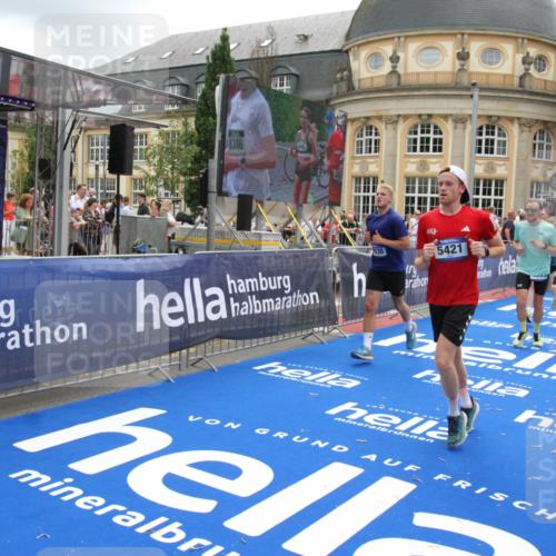 29.06.2025 - hella hamburg halbmarathon Michael Strokosch http://msf.ph/oto/8243109 29.06.2025 10:48:42 Ziel 1163, 1176, 2213, 4553, 5421, 9538, 10859, 11579, 14511, 15384, 15573, 17127, 18815 meine-sportfotos.de
