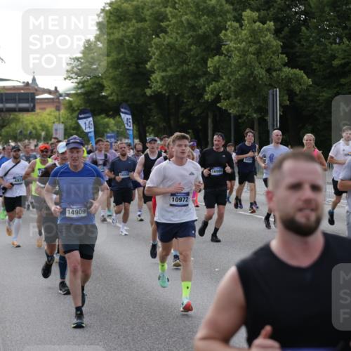 29.06.2025 - hella hamburg halbmarathon Jannik Wohlers http://msf.ph/oto/8243116 29.06.2025 09:55:04 Lombardsbrücke 1120, 1151, 1683, 1696, 1706, 1884, 1976, 2207, 2274, 2287, 2411, 2706, 3087, 3213, 3435, 3747, 3985, 4088, 4093, 4189, 4847, 4890, 4938, 5102, 5459, 5708, 5915, 6054, 6158, 6421, 6532, 6662, 6836, 7052, 7312, 7508, 8139, 8153, 8205, 8218, 8454, 8577, 8720, 8856, 8899, 8927, 8955, 9386, 9529, 9649, 9720, 9786, 9934, 9959, 10053, 10115, 10184, 10263, 10423, 10988, 11309, 11340, 11356, 12149, 12171, 12321, 12450, 12533, 12891, 13233, 13289, 13570, 14045 meine-sportfotos.de