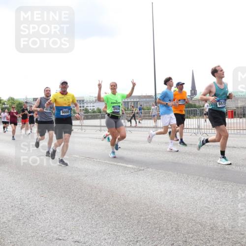 29.06.2025 - hella hamburg halbmarathon Lena Gebhardt http://msf.ph/oto/8243130 29.06.2025 10:33:54 Lombardsbrücke 1189, 1275, 1417, 1705, 1787, 1896, 1995, 2265, 2342, 2482, 2496, 2526, 2776, 2933, 3170, 3264, 3340, 3345, 3560, 3829, 3848, 4361, 4433, 4449, 4479, 4696, 4807, 4942, 5075, 5096, 5141, 5557, 5561, 5566, 5569, 5584, 5691, 5821, 5822, 5887, 6109, 6364, 6515, 6516, 6854, 6956, 6999, 7027, 7565, 7653, 7705, 8021, 8157, 8202, 8277, 8282, 8375, 8377, 8383, 8401, 8891, 9094, 9234, 9258, 9438, 9750, 9799, 9875, 9995, 10007, 10071, 10561, 11811 meine-sportfotos.de