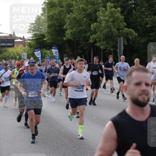 29.06.2025 - hella hamburg halbmarathon Jannik Wohlers http://msf.ph/oto/8243131 29.06.2025 09:55:04 Lombardsbrücke 1120, 1151, 1683, 1696, 1706, 1884, 1976, 2207, 2274, 2287, 2411, 2706, 3087, 3213, 3435, 3747, 3985, 4088, 4093, 4189, 4847, 4890, 4938, 5102, 5459, 5708, 5915, 6054, 6158, 6421, 6532, 6662, 6836, 7052, 7312, 7508, 8139, 8153, 8205, 8218, 8454, 8577, 8720, 8856, 8899, 8927, 8955, 9386, 9529, 9649, 9720, 9786, 9934, 9959, 10053, 10115, 10184, 10263, 10423, 10988, 11309, 11340, 11356, 12149, 12171, 12321, 12450, 12533, 12891, 13233, 13289, 13570, 14045 meine-sportfotos.de