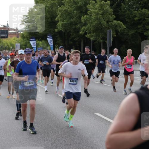 29.06.2025 - hella hamburg halbmarathon Jannik Wohlers http://msf.ph/oto/8243177 29.06.2025 09:55:04 Lombardsbrücke 1120, 1151, 1683, 1696, 1706, 1884, 1976, 2207, 2274, 2287, 2411, 2706, 3087, 3213, 3435, 3747, 3985, 4088, 4093, 4189, 4847, 4890, 4938, 5102, 5459, 5708, 5915, 6054, 6158, 6421, 6532, 6662, 6836, 7052, 7312, 7508, 8139, 8153, 8205, 8218, 8454, 8577, 8720, 8856, 8899, 8927, 8955, 9386, 9529, 9649, 9720, 9786, 9934, 9959, 10053, 10115, 10184, 10263, 10423, 10988, 11309, 11340, 11356, 12149, 12171, 12321, 12450, 12533, 12891, 13233, 13289, 13570, 14045 meine-sportfotos.de