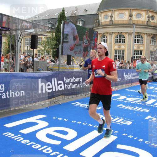 29.06.2025 - hella hamburg halbmarathon Michael Strokosch http://msf.ph/oto/8243179 29.06.2025 10:48:42 Ziel 1163, 1176, 2213, 4553, 5421, 9538, 10859, 11579, 14511, 15384, 15573, 17127, 18815 meine-sportfotos.de