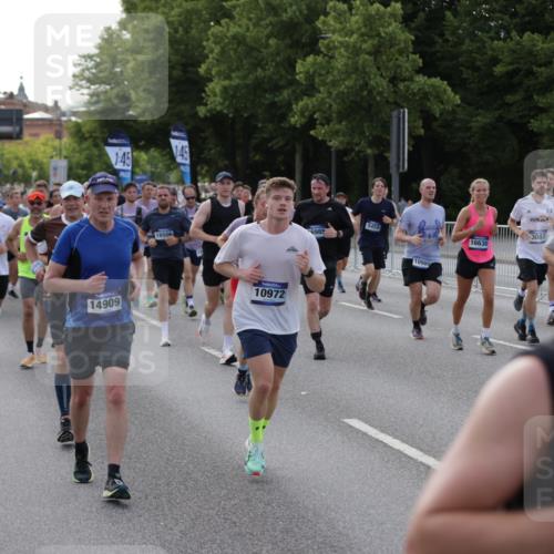 29.06.2025 - hella hamburg halbmarathon Jannik Wohlers http://msf.ph/oto/8243185 29.06.2025 09:55:04 Lombardsbrücke 1120, 1151, 1683, 1696, 1706, 1884, 1976, 2207, 2274, 2287, 2411, 2706, 3087, 3213, 3435, 3747, 3985, 4088, 4093, 4189, 4847, 4890, 4938, 5102, 5459, 5708, 5915, 6054, 6158, 6421, 6532, 6662, 6836, 7052, 7312, 7508, 8139, 8153, 8205, 8218, 8454, 8577, 8720, 8856, 8899, 8927, 8955, 9386, 9529, 9649, 9720, 9786, 9934, 9959, 10053, 10115, 10184, 10263, 10423, 10988, 11309, 11340, 11356, 12149, 12171, 12321, 12450, 12533, 12891, 13233, 13289, 13570, 14045 meine-sportfotos.de