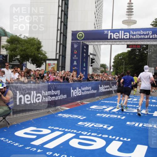 29.06.2025 - hella hamburg halbmarathon Michael Strokosch http://msf.ph/oto/8243188 29.06.2025 10:56:05 Ziel 1180, 3042, 3058, 7147, 7594, 10084, 14867, 15184, 15868, 15884, 16176, 18212 meine-sportfotos.de