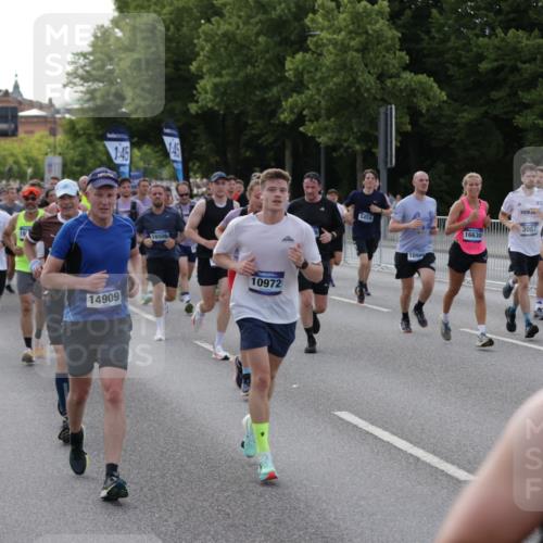 29.06.2025 - hella hamburg halbmarathon Jannik Wohlers http://msf.ph/oto/8243193 29.06.2025 09:55:04 Lombardsbrücke 1120, 1151, 1683, 1696, 1706, 1884, 1976, 2207, 2274, 2287, 2411, 2706, 3087, 3213, 3435, 3747, 3985, 4088, 4093, 4189, 4847, 4890, 4938, 5102, 5459, 5708, 5915, 6054, 6158, 6421, 6532, 6662, 6836, 7052, 7312, 7508, 8139, 8153, 8205, 8218, 8454, 8577, 8720, 8856, 8899, 8927, 8955, 9386, 9529, 9649, 9720, 9786, 9934, 9959, 10053, 10115, 10184, 10263, 10423, 10988, 11309, 11340, 11356, 12149, 12171, 12321, 12450, 12533, 12891, 13233, 13289, 13570, 14045 meine-sportfotos.de