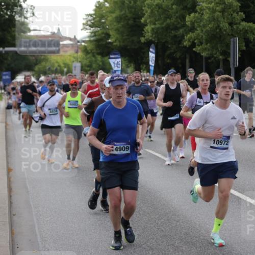 29.06.2025 - hella hamburg halbmarathon Jannik Wohlers http://msf.ph/oto/8243202 29.06.2025 09:55:05 Lombardsbrücke 1120, 1151, 1683, 1696, 1706, 1884, 1976, 2207, 2287, 2411, 2706, 2708, 2718, 3087, 3213, 3435, 3747, 3985, 4088, 4093, 4189, 4847, 4890, 4938, 5102, 5421, 5459, 5708, 5915, 6054, 6158, 6421, 6532, 6662, 6836, 7052, 7312, 8139, 8153, 8205, 8216, 8218, 8302, 8454, 8577, 8720, 8856, 8899, 8927, 9386, 9529, 9649, 9720, 9786, 9934, 9959, 10053, 10115, 10184, 10263, 10423, 10988, 11309, 11340, 11356, 12149, 12171, 12321, 12450, 12533, 12891, 13233, 13289, 13570, 13996, 14045 meine-sportfotos.de