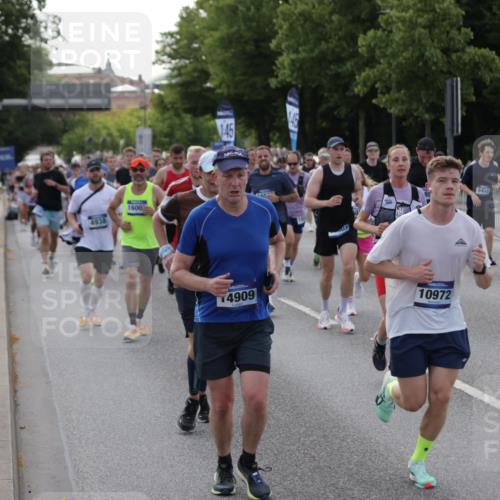 29.06.2025 - hella hamburg halbmarathon Jannik Wohlers http://msf.ph/oto/8243210 29.06.2025 09:55:05 Lombardsbrücke 1120, 1151, 1683, 1696, 1706, 1884, 1976, 2207, 2287, 2411, 2706, 2708, 2718, 3087, 3213, 3435, 3747, 3985, 4088, 4093, 4189, 4847, 4890, 4938, 5102, 5421, 5459, 5708, 5915, 6054, 6158, 6421, 6532, 6662, 6836, 7052, 7312, 8139, 8153, 8205, 8216, 8218, 8302, 8454, 8577, 8720, 8856, 8899, 8927, 9386, 9529, 9649, 9720, 9786, 9934, 9959, 10053, 10115, 10184, 10263, 10423, 10988, 11309, 11340, 11356, 12149, 12171, 12321, 12450, 12533, 12891, 13233, 13289, 13570, 13996, 14045 meine-sportfotos.de