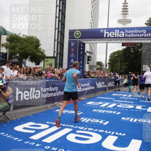 29.06.2025 - hella hamburg halbmarathon Michael Strokosch http://msf.ph/oto/8243236 29.06.2025 10:56:06 Ziel 1180, 3042, 3058, 7594, 14867, 15184, 15868, 16176, 17640, 18212 meine-sportfotos.de