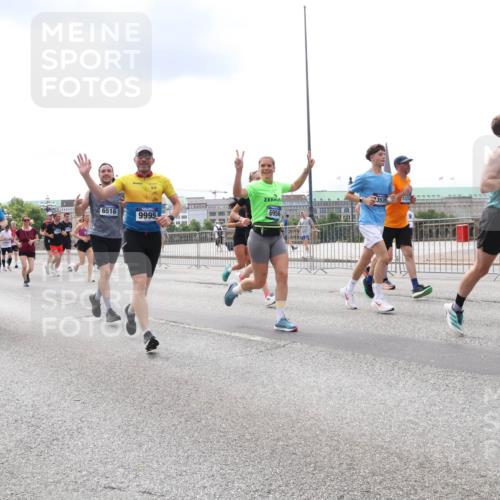 29.06.2025 - hella hamburg halbmarathon Lena Gebhardt http://msf.ph/oto/8243250 29.06.2025 10:33:54 Lombardsbrücke 1189, 1275, 1417, 1705, 1787, 1896, 1995, 2265, 2342, 2482, 2496, 2526, 2776, 2933, 3170, 3264, 3340, 3345, 3560, 3829, 3848, 4361, 4433, 4449, 4479, 4696, 4807, 4942, 5075, 5096, 5141, 5557, 5561, 5566, 5569, 5584, 5691, 5821, 5822, 5887, 6109, 6364, 6515, 6516, 6854, 6956, 6999, 7027, 7565, 7653, 7705, 8021, 8157, 8202, 8277, 8282, 8375, 8377, 8383, 8401, 8891, 9094, 9234, 9258, 9438, 9750, 9799, 9875, 9995, 10007, 10071, 10561, 11811 meine-sportfotos.de