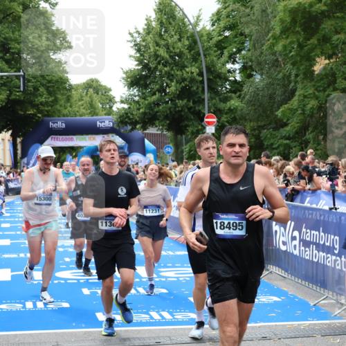 29.06.2025 - hella hamburg halbmarathon Zöllner http://msf.ph/oto/8243296 29.06.2025 10:56:28 Ziel 3048, 4029, 5672, 6399, 7742, 8863, 9622, 10665, 11231, 11309, 15300, 15818, 16257, 16375, 17734, 18117, 18495, 18652 meine-sportfotos.de