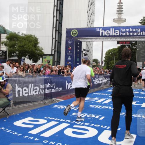 29.06.2025 - hella hamburg halbmarathon Michael Strokosch http://msf.ph/oto/8243329 29.06.2025 10:56:08 Ziel 1180, 3042, 3058, 4594, 4813, 5570, 7594, 12545, 14867, 15184, 16176, 17640, 17642, 18212 meine-sportfotos.de